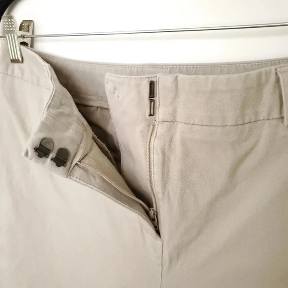 Chicos Womens Pants Size 1 (Medium) Beige Tan Straight Leg Capri Solid Cropped - Picture 4 of 10